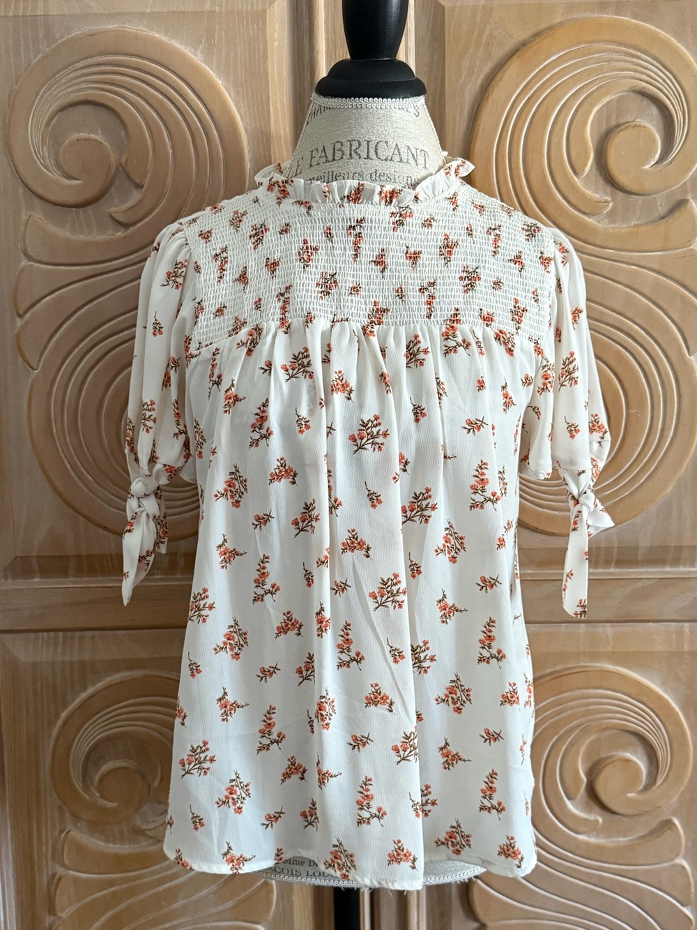 Smocked Yoke Floral Tie-Sleeve Women's Top - Off White w/Rust Floral Print. Sz L